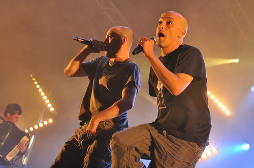 Mouss & Hakim feat. Idir, Magy Cherfi (Zebda), Gari Greu (Oai Star) + Gaetan Roussel + Ahamada Smis + Giedre + Roda Do Samba + La Cumbia Chichara (Fiesta des Suds 2010) en concert